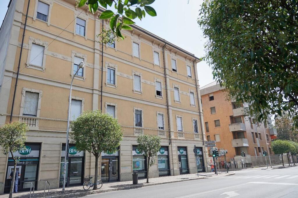 Casa Vacanze Sma93 Apartment Monza Luaran gambar